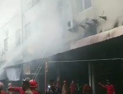 Toko di sebelah Kantor Pemasaran Mega Mall ludes terbakar