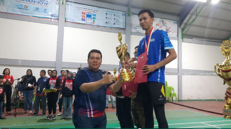 Kajari RL Yadi Rahmat Sunaryadi, SH, MH berikan Tropi Juara ke Ganda Putra BRI