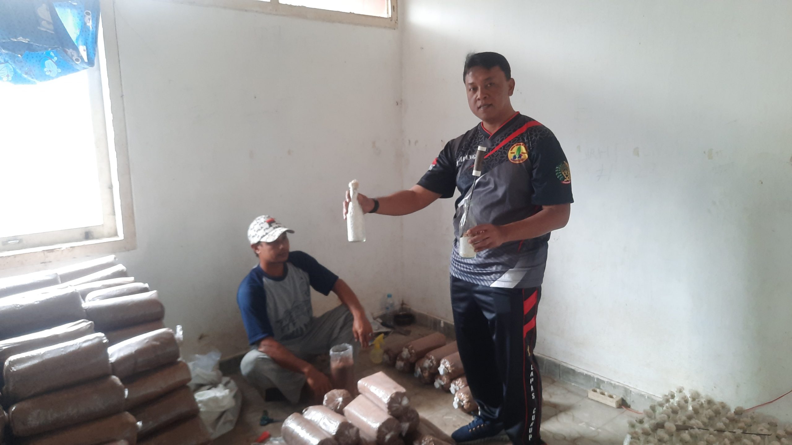 Kalapas Bambang Wijanarko meninjau proses pembibitan jamur tiram