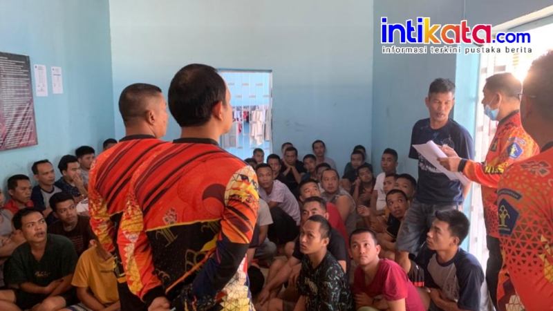 Kepala KPLP Kelas II A Curup Hadi Wijaya saat memberikan arahan dan binaan narapidana saat razia