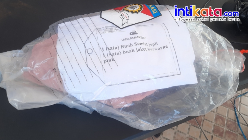 Barang Bukti Jaket Warna Pink dan Sandal Jepit Petunjuk Penangkapan Pelaku